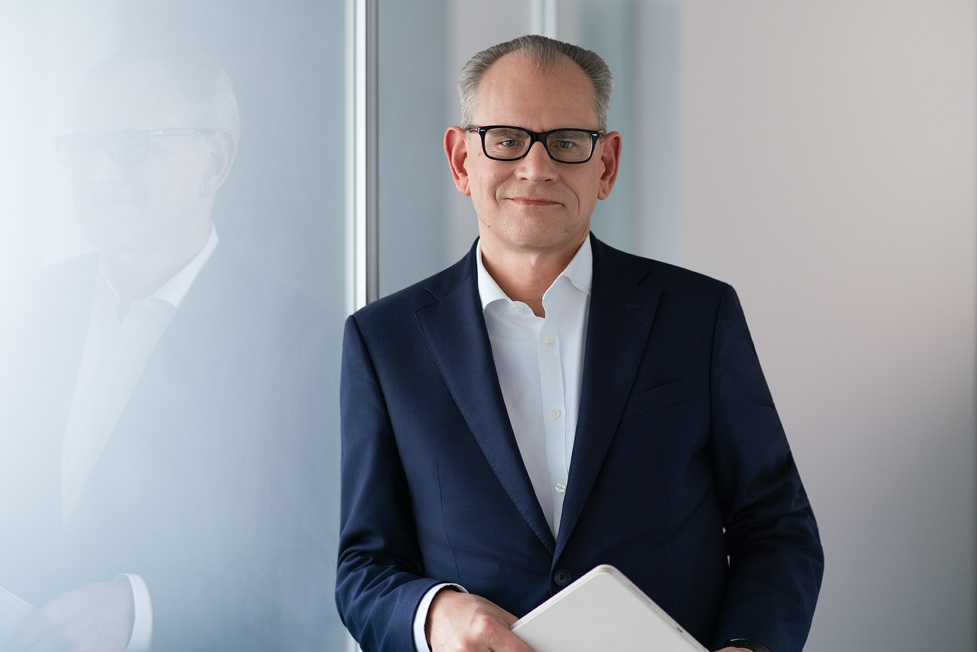 Berater von Brinkmann & Partner mit Tablet im Büro